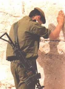 Солдат молится у Западной Стены