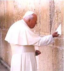 Папа у молится у Стены Плача